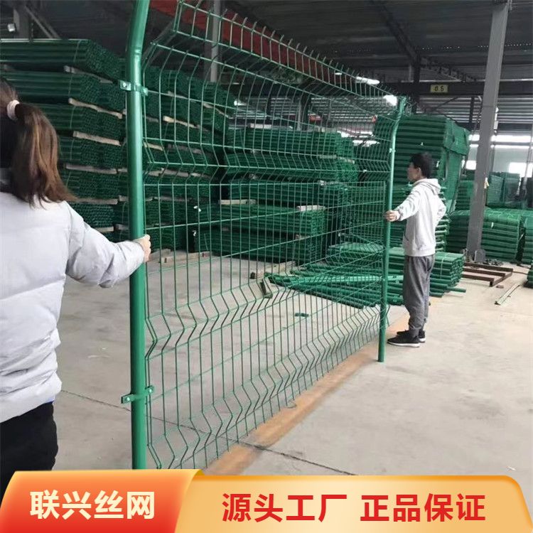 Prefabricated bent guardrail net has a long service life, which is the conscience choice for outdoor fence metal isolation net