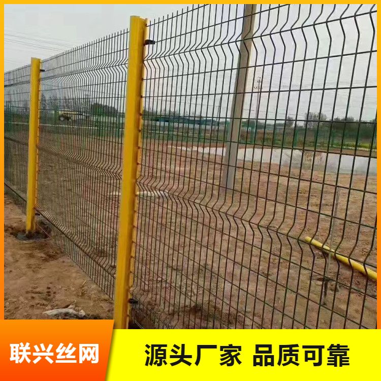 Assembled triangular bending isolation net Garden steel wire fence Peach shaped column fence net Farm fence net