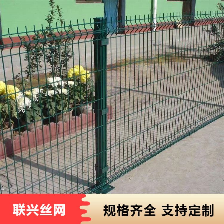 Prefabricated bent guardrail net: The engineering grade guardrail net in the photovoltaic power plant area is durable and durable