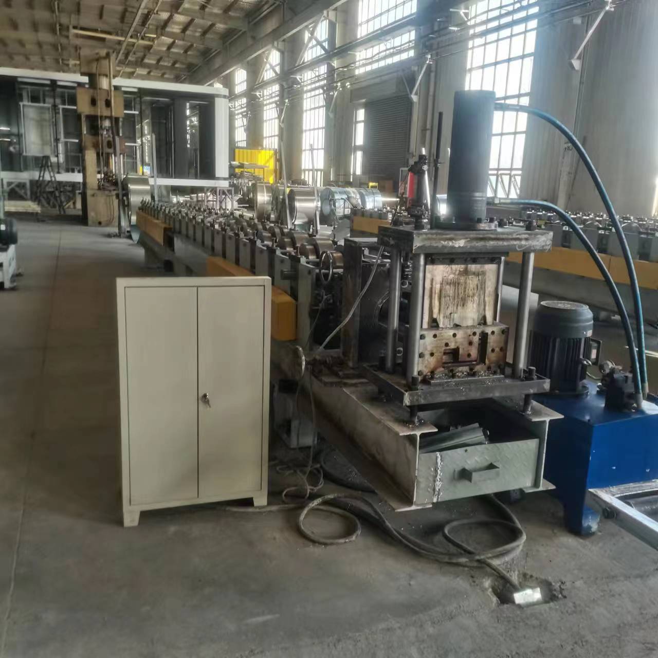 Maintenance of the packaging box bottom beam machine is simple, and the cold bending and pressing machine bottom beam equipment is shipped by the manufacturer